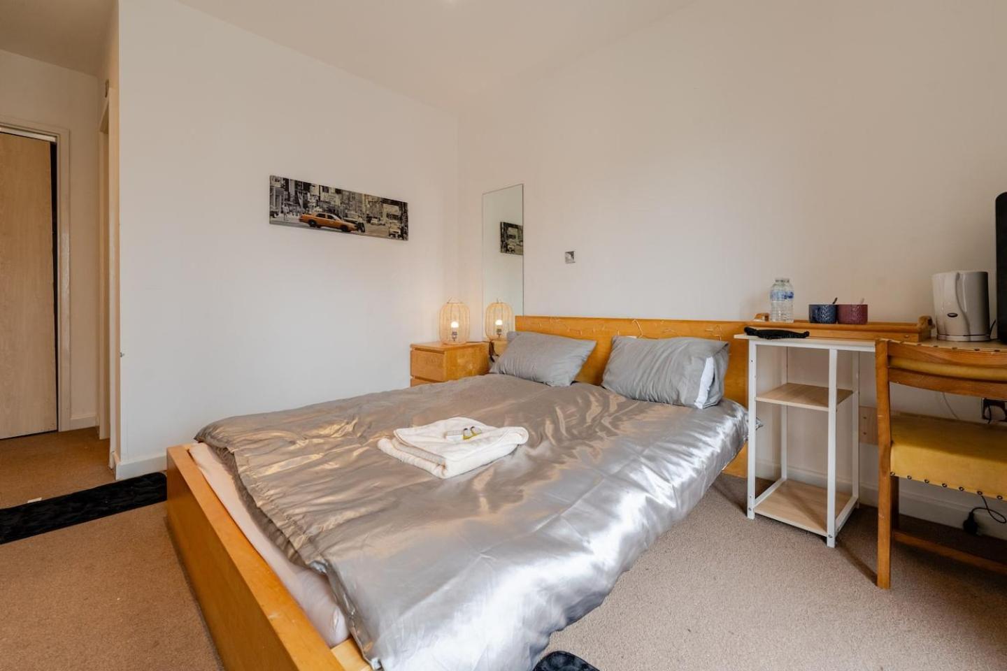 Private Room In Cardiff City Center ภายนอก รูปภาพ