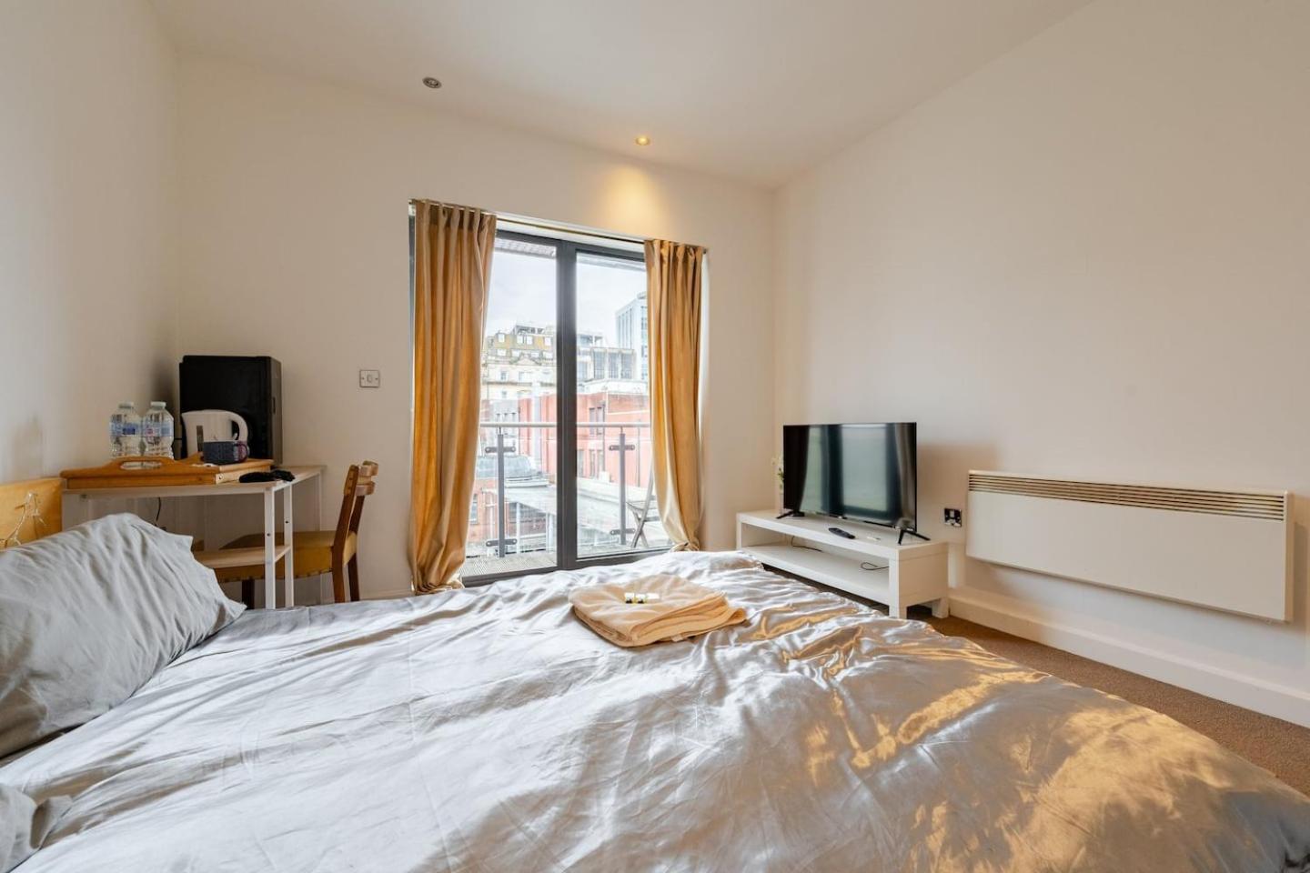 Private Room In Cardiff City Center ภายนอก รูปภาพ